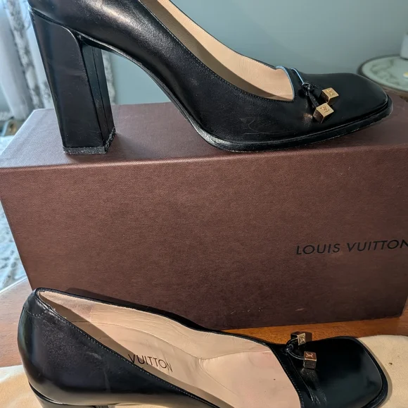 Louis Vuitton Black Leather Charmed Cube Vintage Pumps. SZ 6.5. - Picture 4 of 10